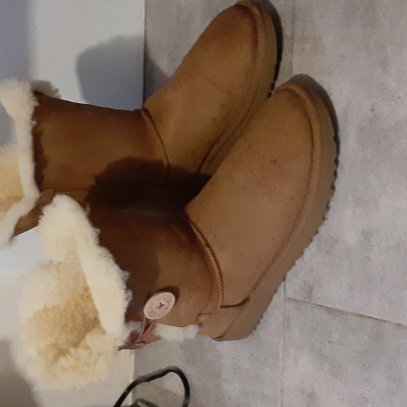 Shoes - UGG boots size 10 women algo leve en la punta por eso el presio